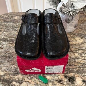 NWT Alegria Black Embossed Leather Classic Clogs